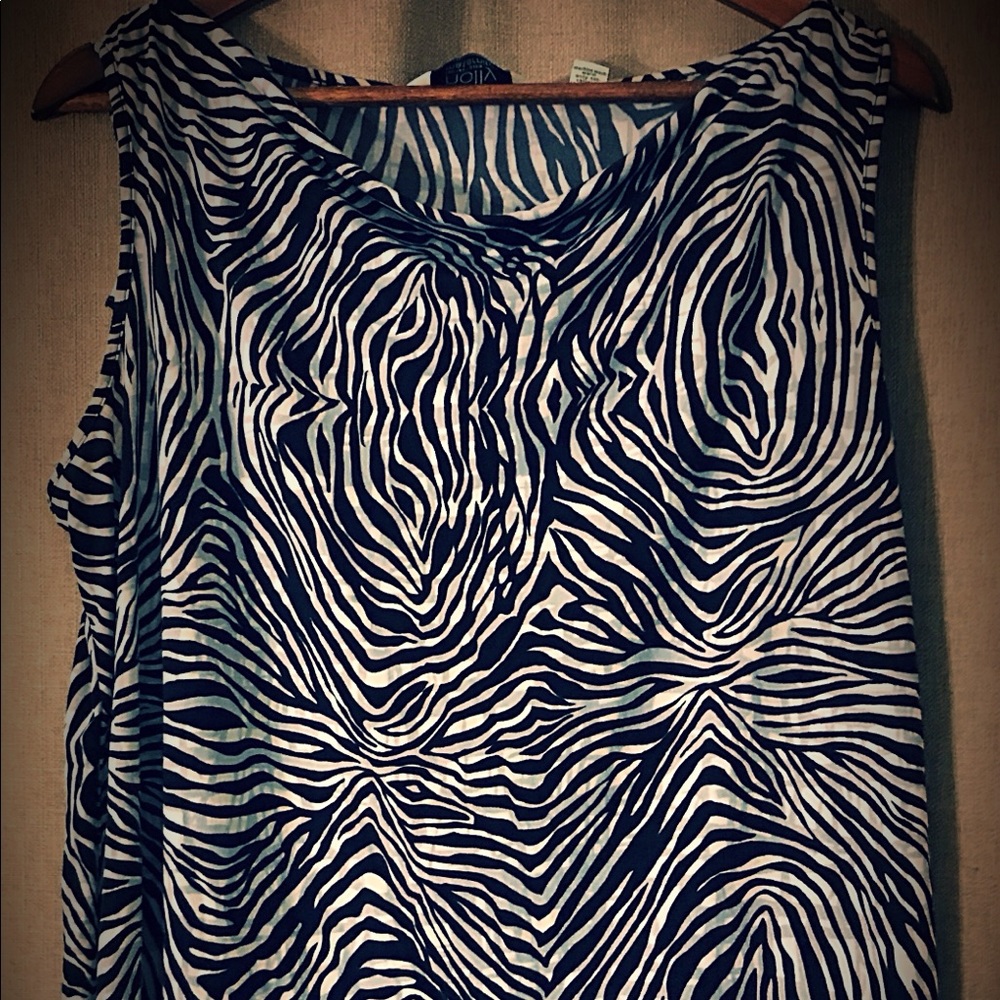 Holly robinson peete LG maternity sleeveless top